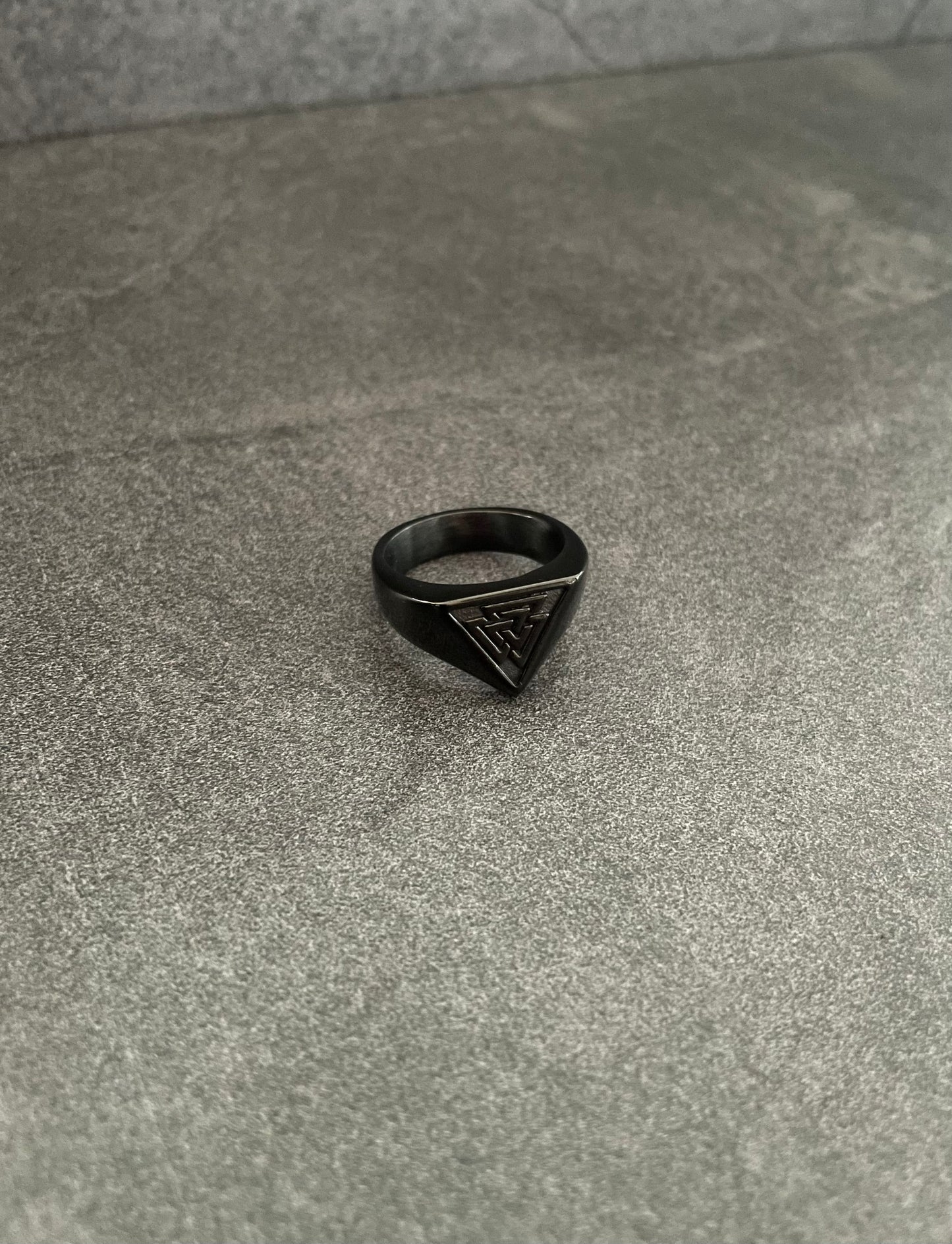 W BLACK RING
